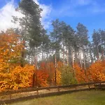 Dom Nad Jeziorem Сasa de vacaciones Borowy Mlyn
