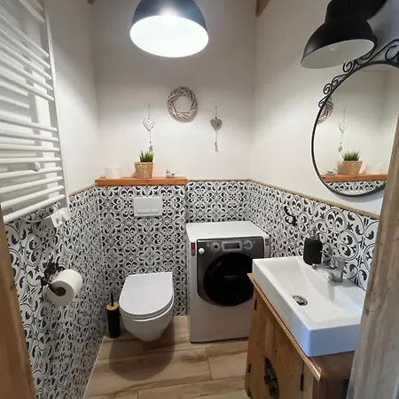 Dom Nad Jeziorem Holiday home Borowy Mlyn